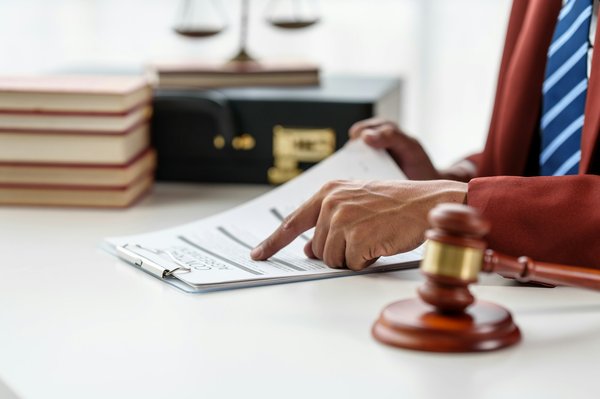 Avocat droit du travail à versailles : il peut vous aider en cas d'un harcèlement moral au bureau